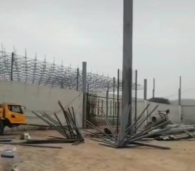 青岛即墨区中化建厂房螺栓球网架施工中