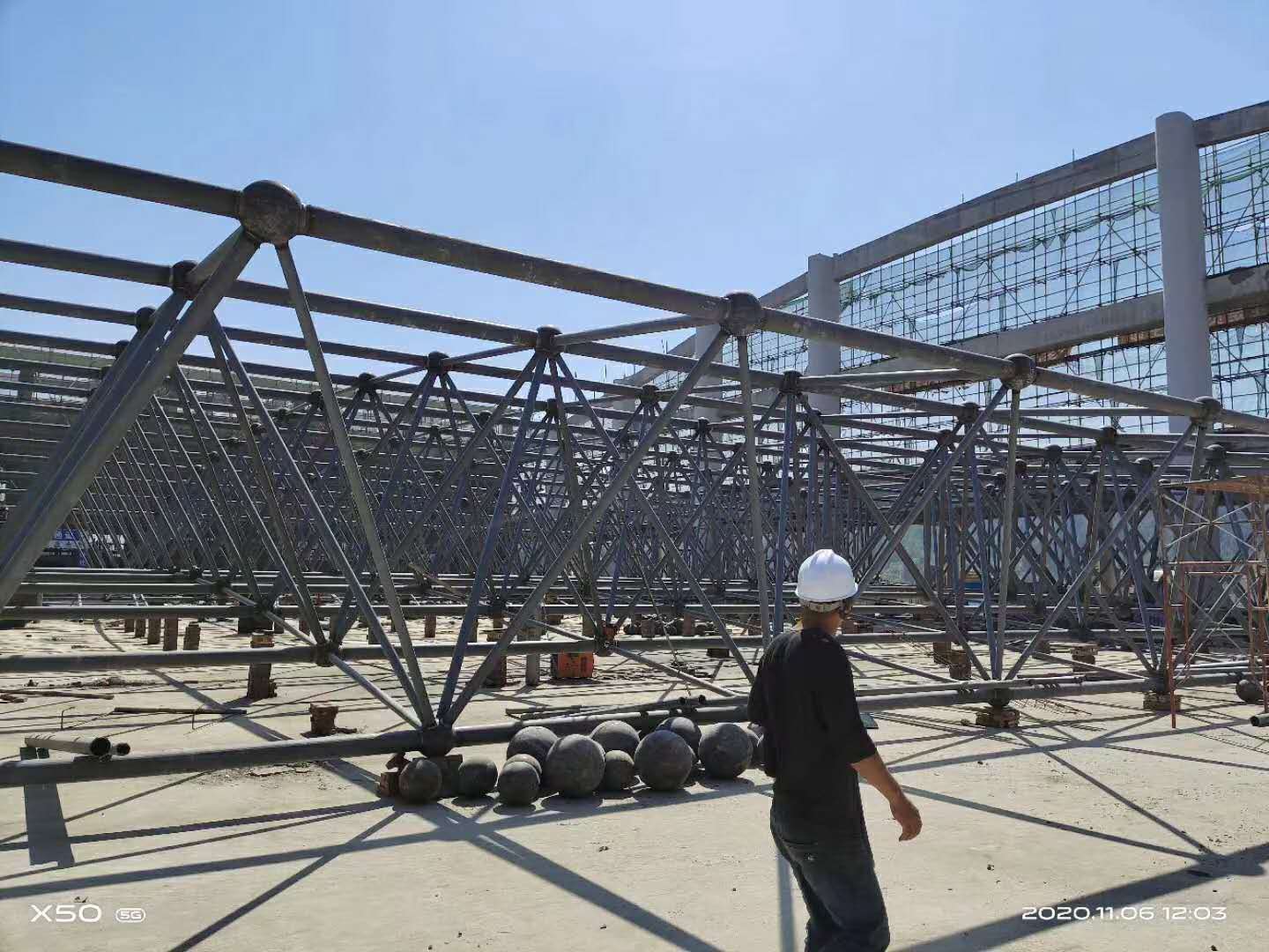 定西南站焊接球网架正在施工中