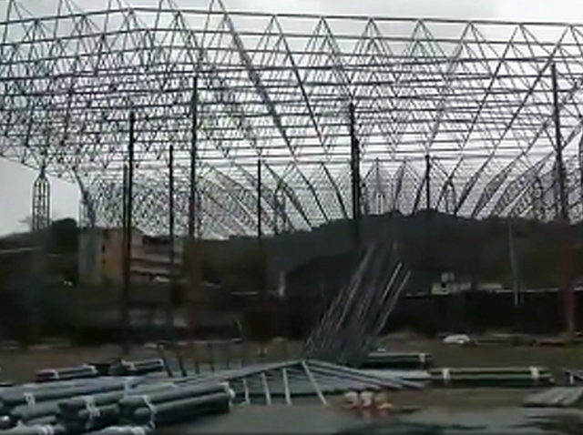 贵州兴义市清水河镇80米跨两坡料棚安装中